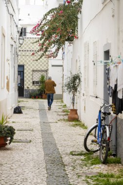 Dar sokakları olan Algarve kırsal binalarının tipik mimarisi.