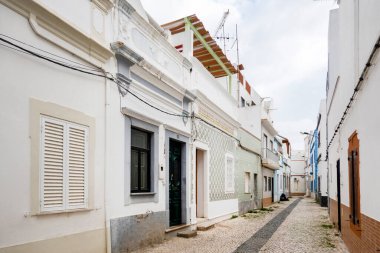 Dar sokakları olan Algarve kırsal binalarının tipik mimarisi.
