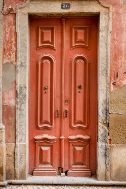 Geleneksel Portekiz binalarının detaylı tasarım detaylarıyla tipik mimari kapısı.