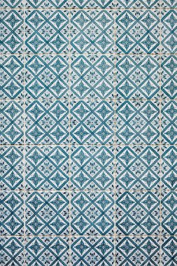 Portekiz evlerinin ve dekorasyonlarının çiçek desenli geleneksel azulejo sanat eserleri.