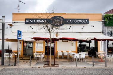 OLHAO, PORTUGAL - 13 Şubat 2022: Portekiz 'in Olhao şehrinde yer alan Algarve bölgesindeki tipik geleneksel restoran.