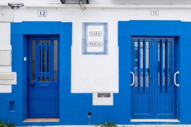 Geleneksel Portekiz binalarının detaylı tasarım detaylarıyla tipik mimari kapısı.