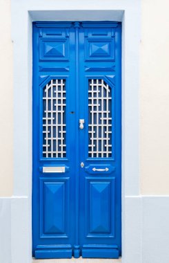 Geleneksel Portekiz binalarının detaylı tasarım detaylarıyla tipik mimari kapısı.