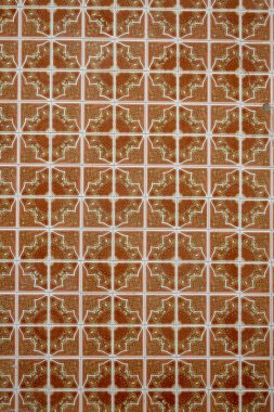 Portekiz evlerinin ve dekorasyonlarının çiçek desenli geleneksel azulejo sanat eserleri.