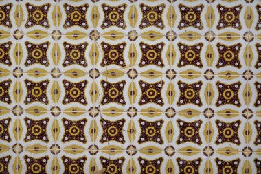 Portekiz evlerinin ve dekorasyonlarının çiçek desenli geleneksel azulejo sanat eserleri.