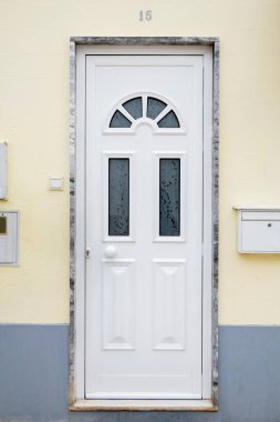 Geleneksel Portekiz binalarının detaylı tasarım detaylarıyla tipik mimari kapısı.