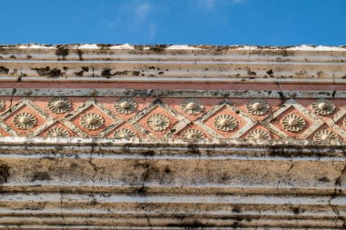 Platformların karmaşık tasarımlarıyla Algarve kırsal binalarının tipik mimarisi.