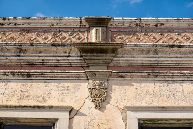 Platformların karmaşık tasarımlarıyla Algarve kırsal binalarının tipik mimarisi.