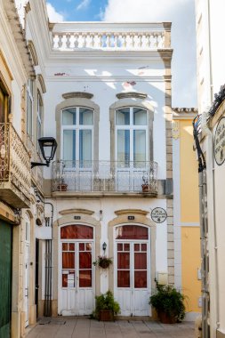 Portekiz 'in Loule şehrinin kaldırım taşlı tipik dar sokaklarının manzarası,