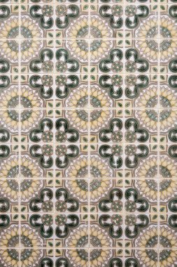 Portekiz evlerinin ve dekorasyonlarının çiçek desenli geleneksel azulejo sanat eserleri.