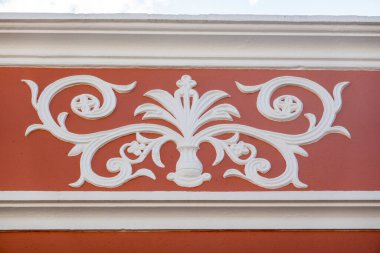 Platformların karmaşık tasarımlarıyla Algarve kırsal binalarının tipik mimarisi.