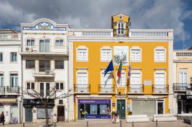 LOULE, PORTUGAL - 27 Şubat 2022: Loule şehir merkezindeki Algarve kırsal binalarının tipik mimarisi.