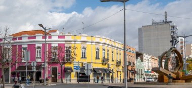 LOULE, PORTUGAL - 27 Şubat 2022: Algarve kırsal binalarının tipik mimarisi ve karmaşık platform tasarımları.
