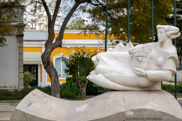 葡萄牙奥尔霍市Joao Serra花园上美丽的女神像 一座象征着奥尔霍人的艰苦生活的纪念碑 — 图库照片