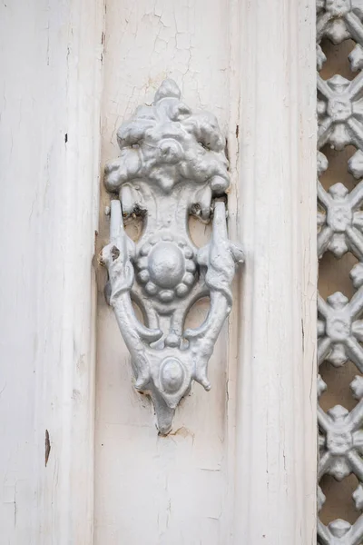 Typowe Architektoniczne Kołatki Drzwi Skomplikowanym Wzornictwie Tradycyjnych Portugalskich Budynków — Zdjęcie stockowe