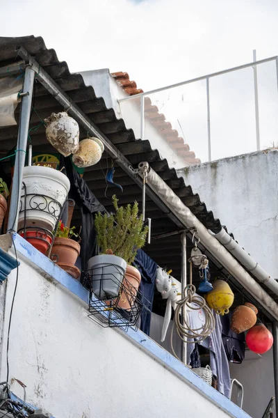 阳台上堆放的一排花瓶植物和其他一些物品 — 图库照片