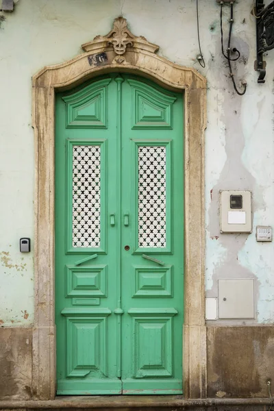 Typische Architectuurdeur Met Ingewikkelde Ontwerpdetails Van Traditionele Portugese Gebouwen — Stockfoto