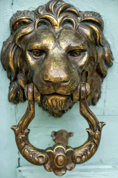 Close View Vintage Old Golden Lion Head Door Knocker — Stock Photo, Image