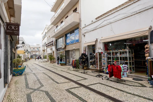 OLHAO, PORTUGAL - 13 Şubat 2022: Platformların karmaşık tasarımları ve dar kaldırımlı caddeleri olan Algarve kırsal binalarının tipik mimarisi.