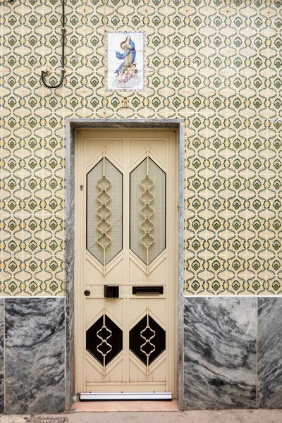 Geleneksel Portekiz Binalarının Detaylı Tasarım Detaylarıyla Tipik Mimari Kapısı — Stok fotoğraf