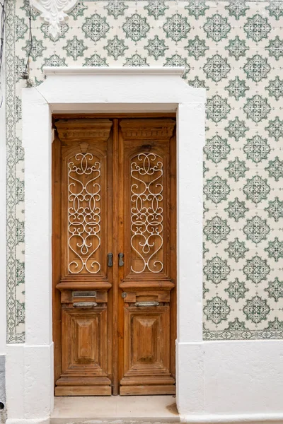 Typowe Drzwi Architektoniczne Skomplikowanym Wyglądzie Tradycyjnych Portugalskich Budynków — Zdjęcie stockowe