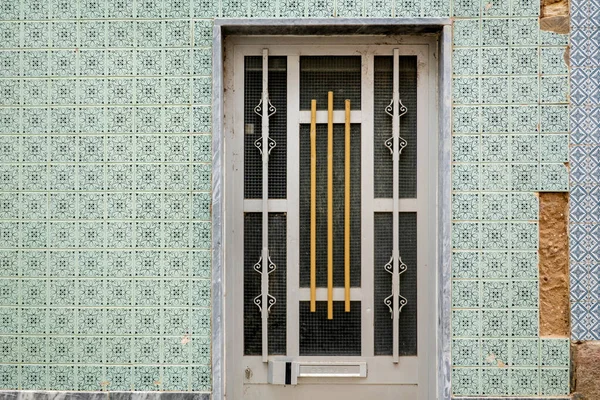 伝統的なポルトガルの建物の複雑なデザインの詳細と典型的な建築のドア — ストック写真