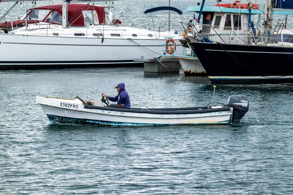 Olhao Portugal Fevereiro 2022 Pescador Pequeno Barco Pesca Que Navega — Fotografia de Stock