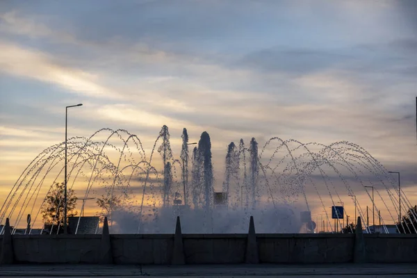Wasserfontäne Auf Einem Kreisverkehr Bei Sonnenuntergang Der Stadt Olhao Portugal — Stockfoto