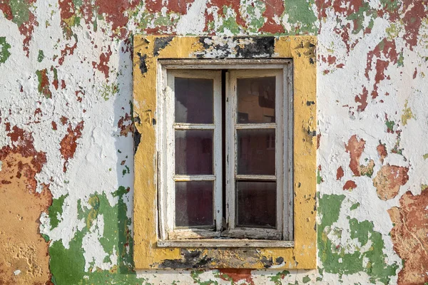 Ahşap Pencereli Soyulmuş Yıpranmış Boyalı Duvarın Yakın Görüntüsü — Stok fotoğraf