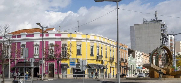 LOULE, PORTUGAL - 27 Şubat 2022: Algarve kırsal binalarının tipik mimarisi ve karmaşık platform tasarımları.