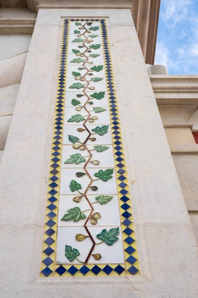 葡萄牙卢莱市展示无花果树叶子的美丽的Azulejo艺术品 — 图库照片