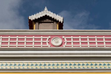 Platformların karmaşık tasarımlarıyla Algarve kırsal binalarının tipik mimarisi.