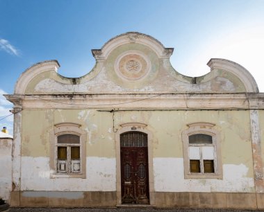 Platformların karmaşık tasarımlarıyla Algarve kırsal binalarının tipik mimarisi.