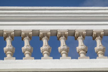 Portekiz 'deki Algarve evlerinin tipik mimarisinde beyaz teras seramik sütunlar.