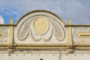 Platformların karmaşık tasarımlarıyla Algarve kırsal binalarının tipik mimarisi.