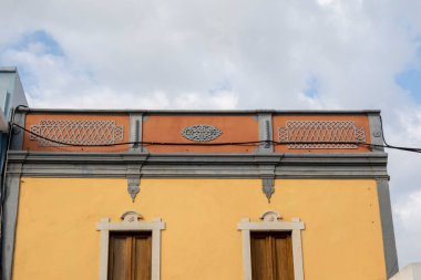 Platformların karmaşık tasarımlarıyla Algarve kırsal binalarının tipik mimarisi.