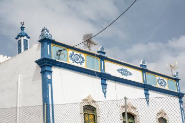 Platformların karmaşık tasarımlarıyla Algarve kırsal binalarının tipik mimarisi.