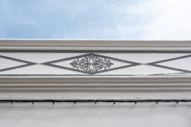 Platformların karmaşık tasarımlarıyla Algarve kırsal binalarının tipik mimarisi.