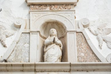 Portekiz, Algarve, Faro şehrinde bulunan Misericordia Churh 'un heykeli..