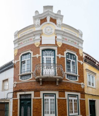 Platformların karmaşık tasarımlarıyla Algarve kırsal binalarının tipik mimarisi.