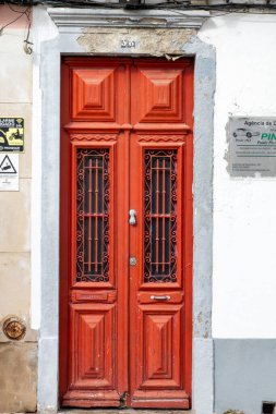 Geleneksel Portekiz binalarının detaylı tasarım detaylarıyla tipik mimari kapısı.