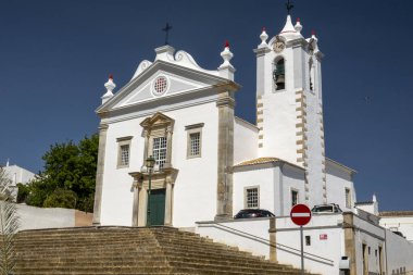 ESTOI, ALGARVE - 1 Mayıs 2022: Portekiz 'in Algarve bölgesinde yer alan Estoi köyündeki Hristiyan kilise cemaati.