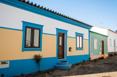 Platformların karmaşık tasarımlarıyla Algarve kırsal binalarının tipik mimarisi.