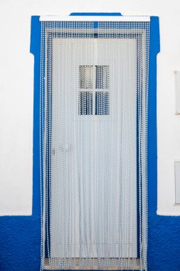 Geleneksel Portekiz binalarının detaylı tasarım detaylarıyla tipik mimari kapısı.