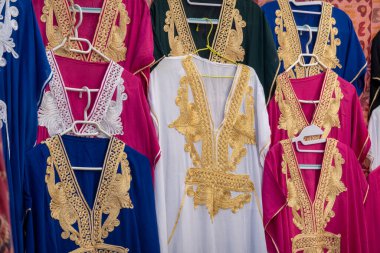 Pazarda satışta olan birkaç Arap tarzı erkek giysisinin yakın görünüm ayrıntıları.