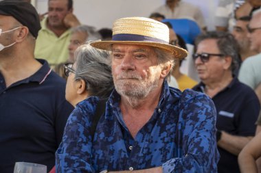 Mercula, PORTUGAL - 22 Mayıs 2022: İzleyici Mertola köyünde çadırları, dansçıları, müzikleri, el sanatları ve yiyecekleri ile Fas kültüründen esinlenilmiş bir İslami etkinliği izliyor.