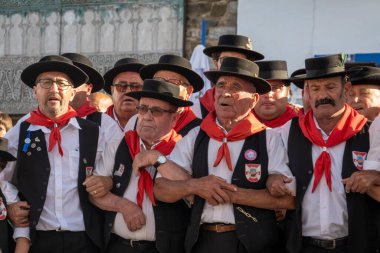 Mertola, PORTUGAL - 22 Mayıs 2022: Portekiz 'in Mertola kentinde düzenlenen festivalde şarkı söyleyen bir erkek grubu.