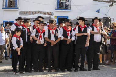 Mertola, PORTUGAL - 22 Mayıs 2022: Portekiz 'in Mertola kentinde düzenlenen festivalde şarkı söyleyen bir erkek grubu.