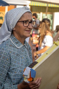 Mertola, PORTUGAL - 22 Mayıs 2022: Fas kültüründen esinlenilen İslami etkinlik, Mertola köyünde çadırların, dansçıların, müziğin, el sanatlarının ve yiyeceklerin yer aldığı.