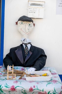 SANTA RITA, PORTUGAL - 1 Mayıs 2022: Portekiz 'in güneyindeki Algarve bölgesinde bulunan baharın gelişini kutlayan Maios / Maias adlı el yapımı bebeklerin antik geleneği.